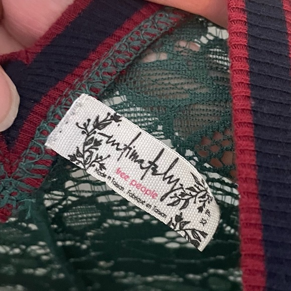 Free People green lace vneck stretch top XS - Picture 9 of 9